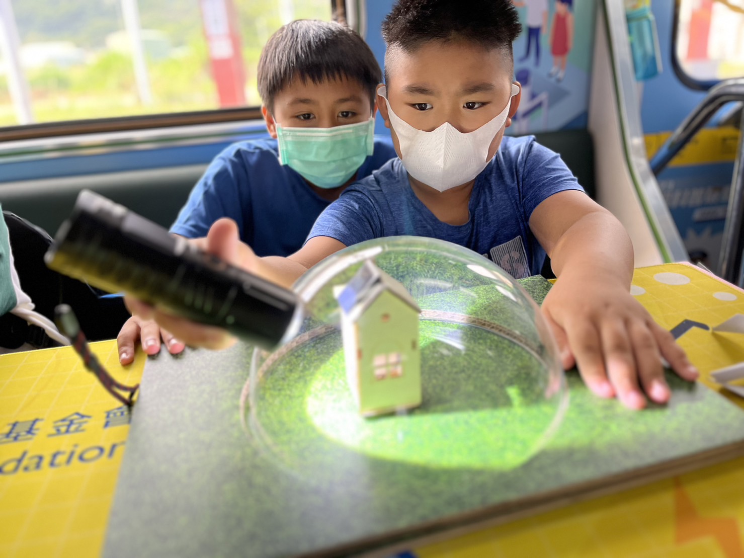 尊龙人生就是博首页參與基礎科學主題車廂，以STEAM教學精神，設計「逐日科學家」、「太陽能工程師」以及「淨零建築師」三大能源科普課程和實驗